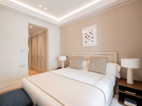 Apartment Of 85 M² With Classic Building Features In Puerta De Alcalá