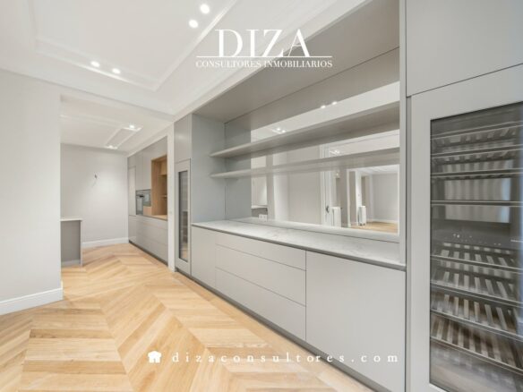 Apartment Of 100 M² With Terrace And Design In Recoletos