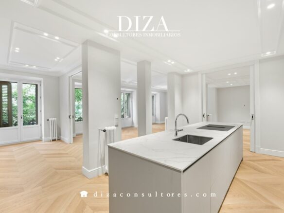 Apartment Of 100 M² With Terrace And Design In Recoletos