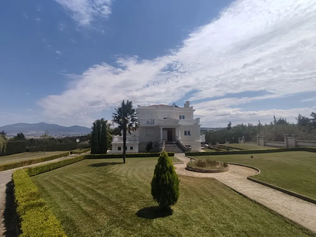 Villa Of 930 M² In The Suburbs Of Thessaloniki