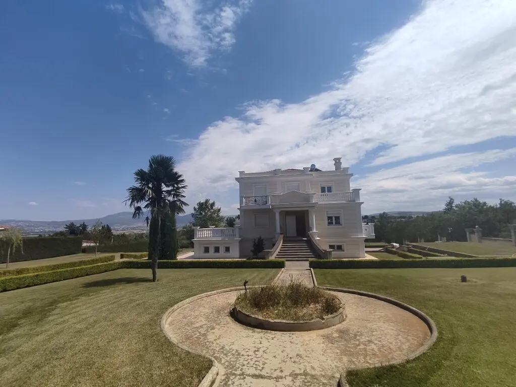 Villa Of 930 M² In The Suburbs Of Thessaloniki