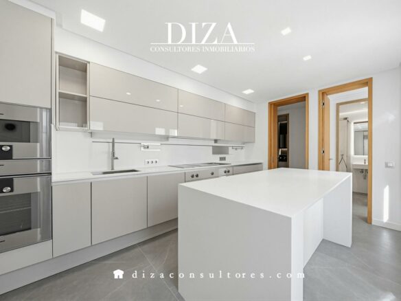 Apartment Of 75 M² With Period Features In A Classic Building From 1916