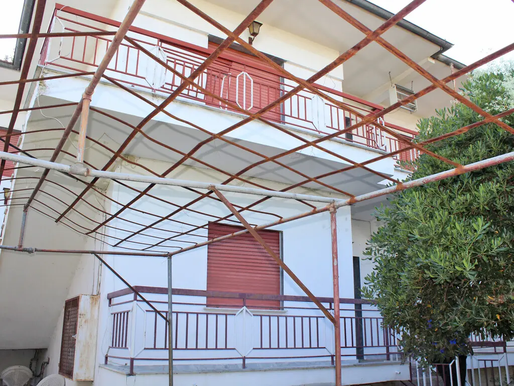 Building Of 266 M² On The Olympic Coast
