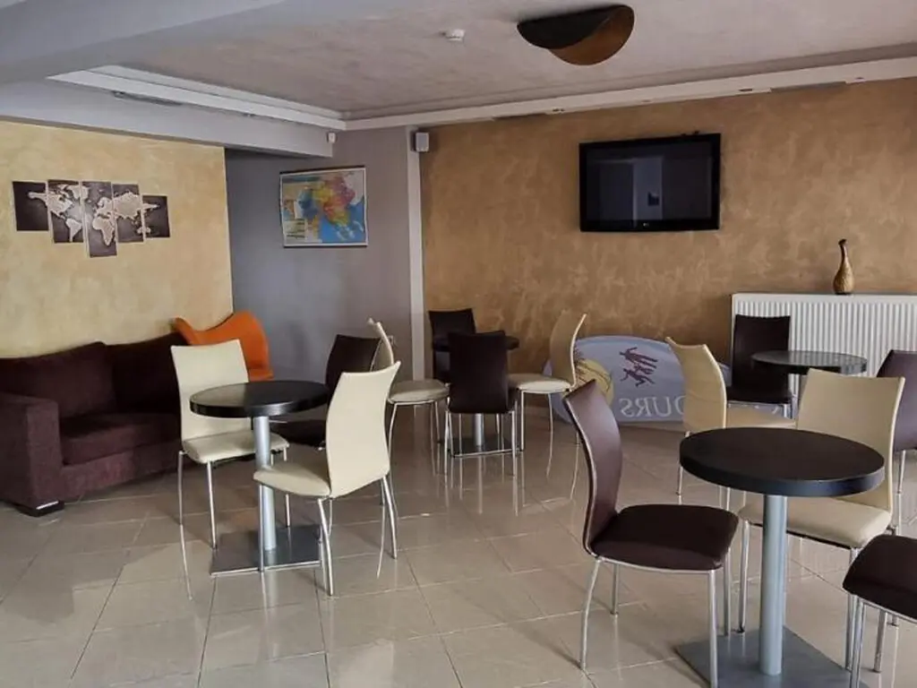 Hotel Of 600 M² On The Olympic Coast