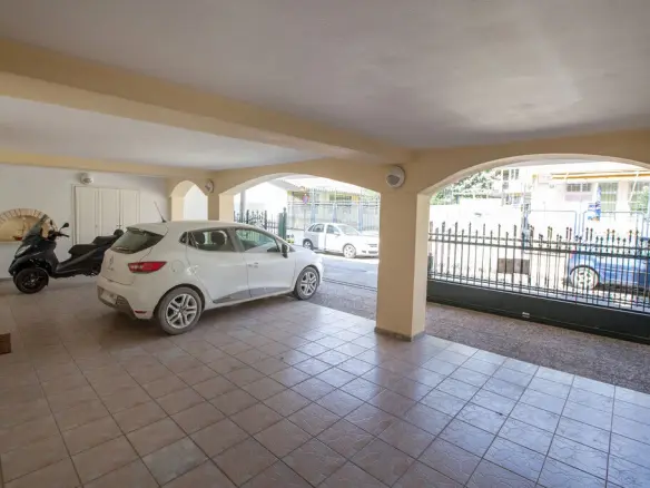 3-bedroom Building In Petralona, Greece (316 M²)