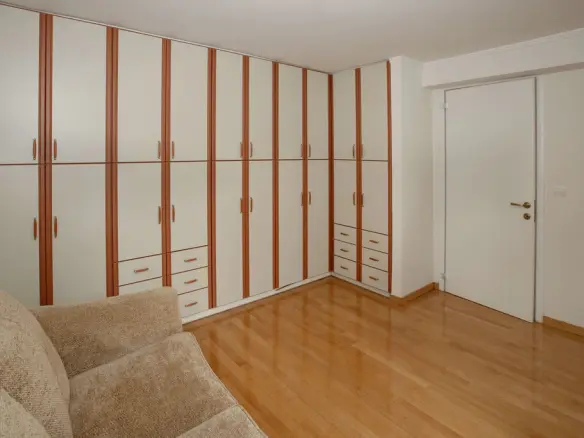 3-bedroom Building In Petralona, Greece (316 M²)