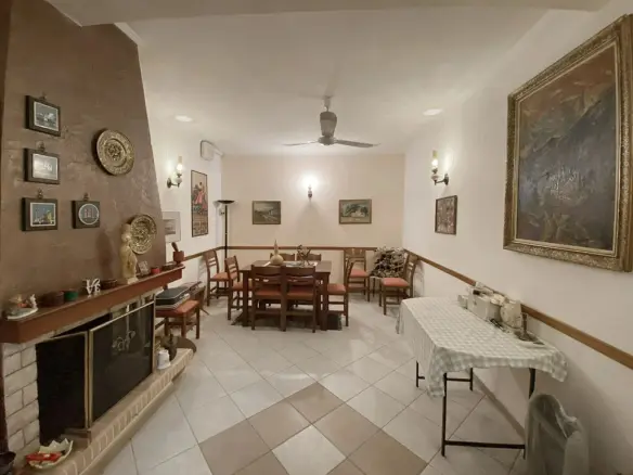 3-bedroom Building In Petralona, Greece (316 M²)