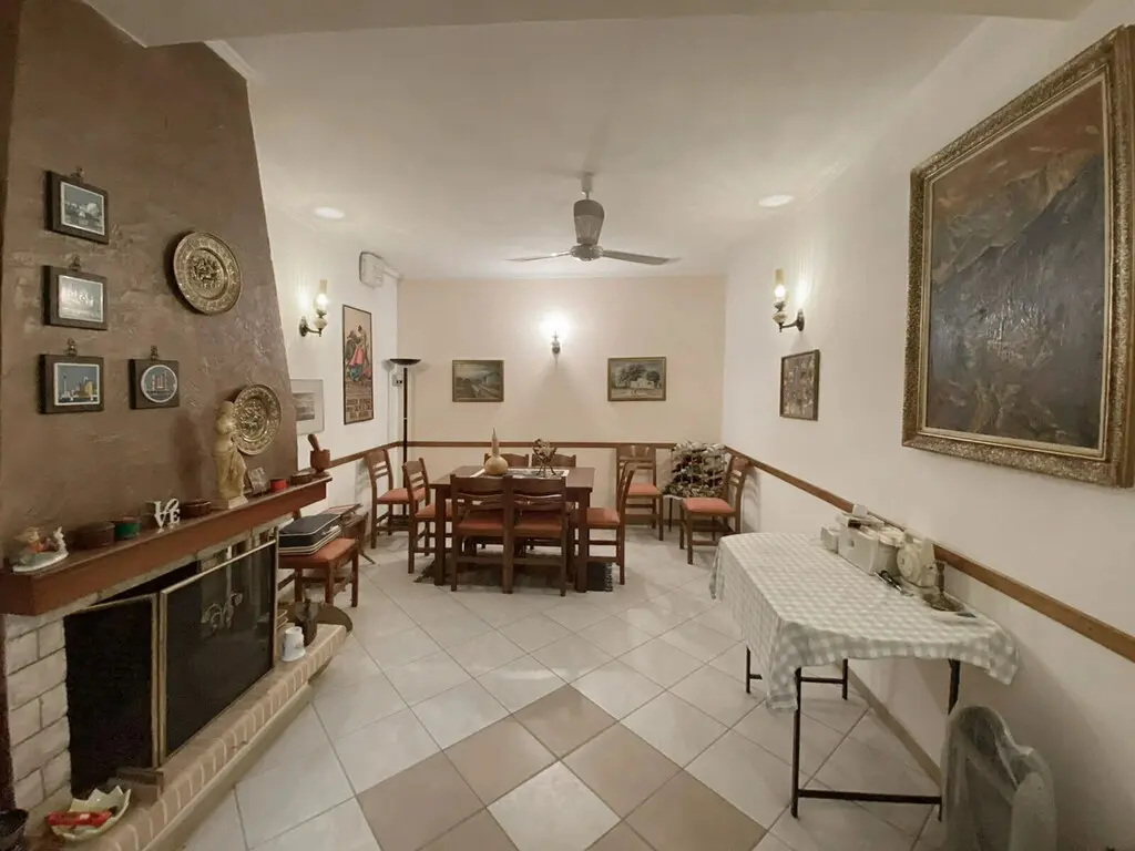 For Sale Building 316 M² In Athens