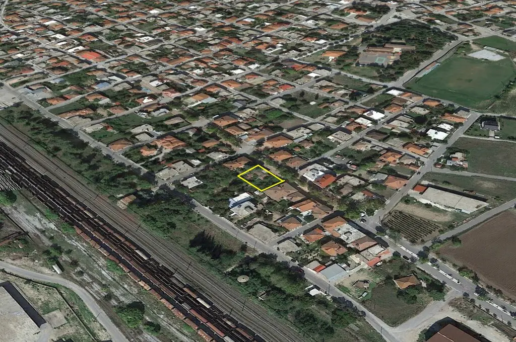 Land Of 605 M² In Thessaloniki