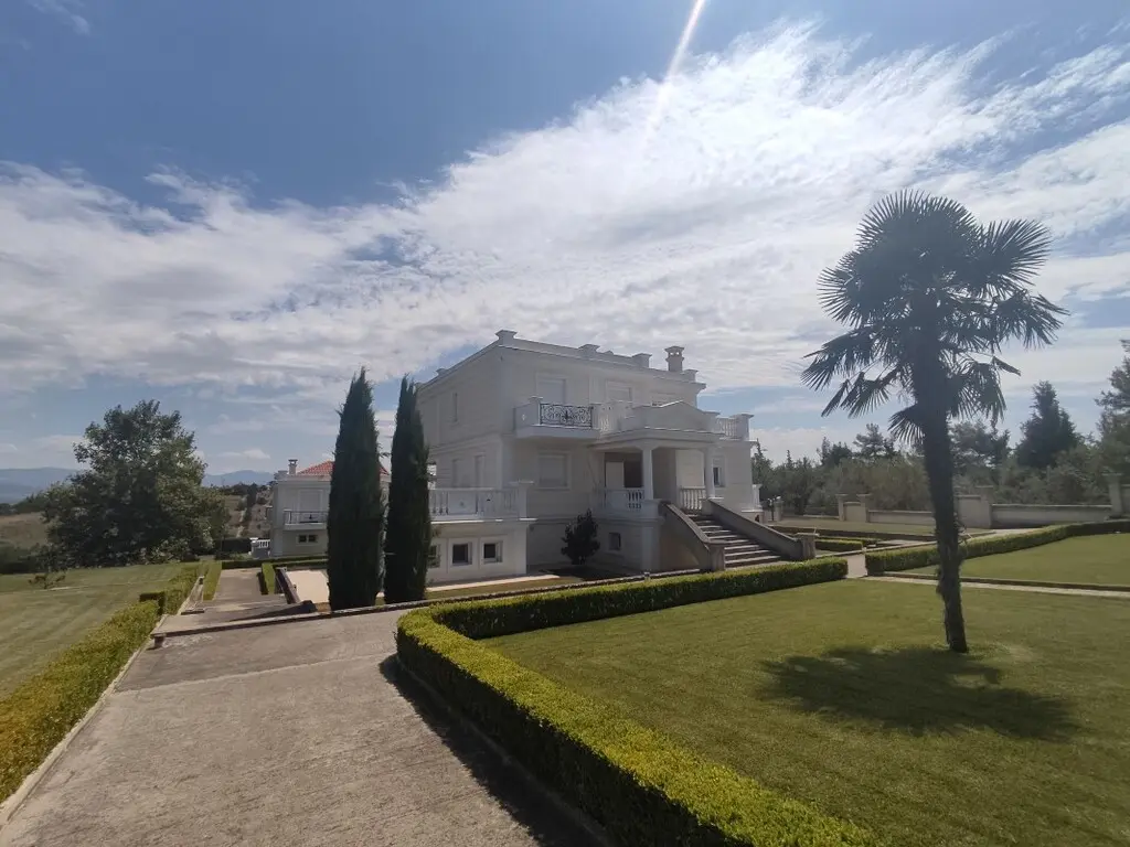 Villa Of 930 M² In The Suburbs Of Thessaloniki