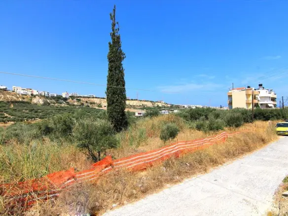 Land Of 186 M² In Crete