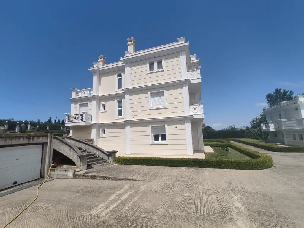 Villa Of 930 M² In The Suburbs Of Thessaloniki