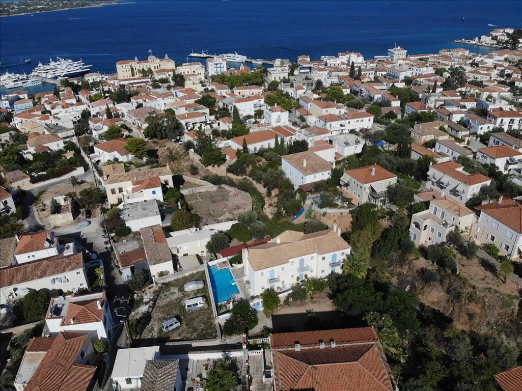Land Of 550 M² In Attica