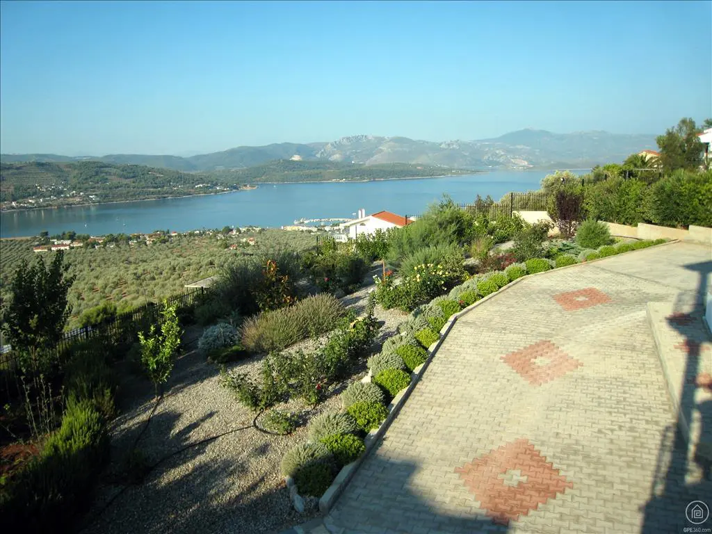 Villa Of 240 M² In Central Greece