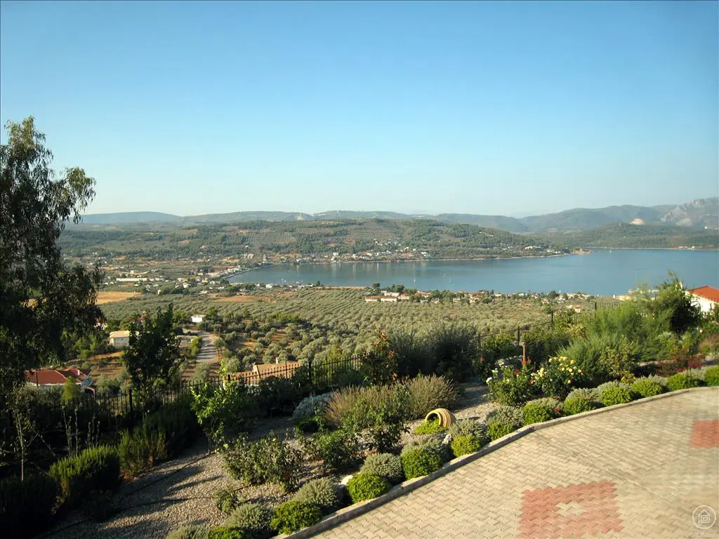 Villa Of 240 M² In Central Greece