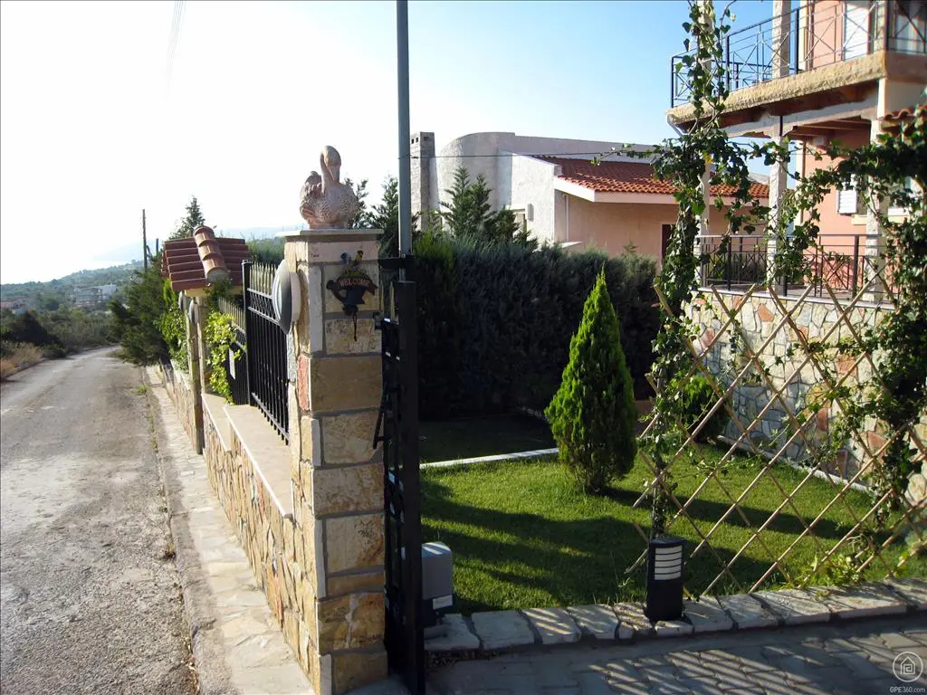 Villa Of 240 M² In Central Greece