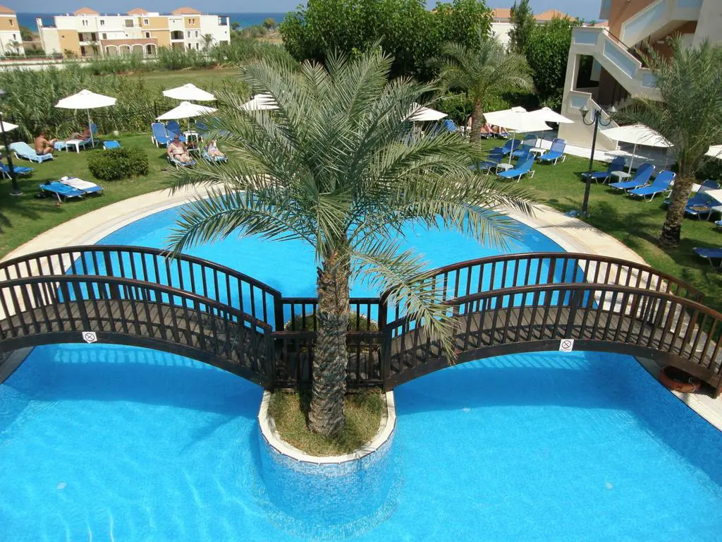 Hotel Of 8500 M² In Crete