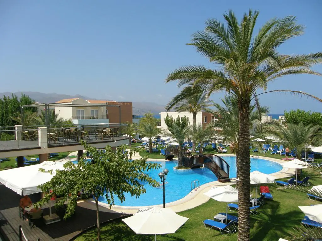 Hotel Of 8500 M² In Crete