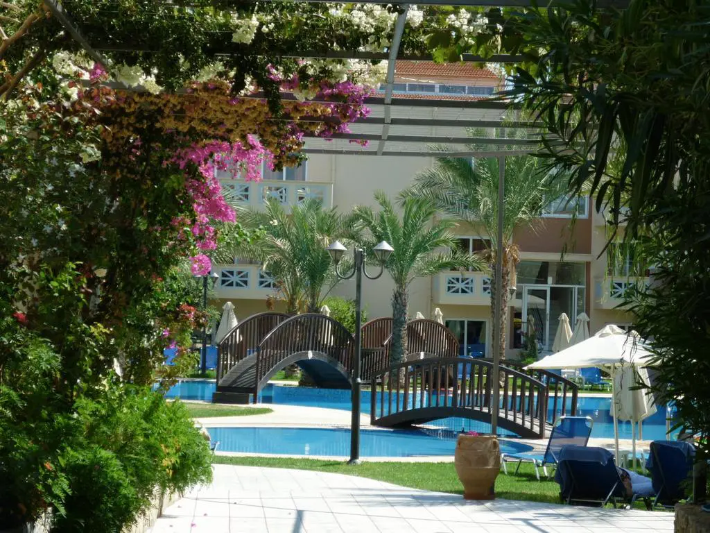 Hotel Of 8500 M² In Crete