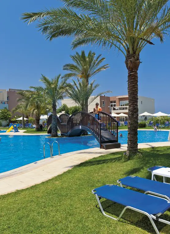 Hotel Of 8500 M² In Crete