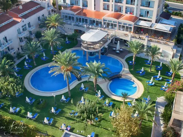 Hotel Of 8500 M² In Crete