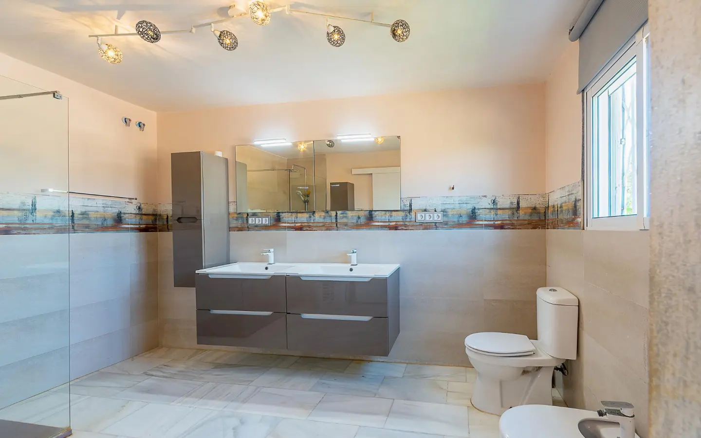 4-bedroom Villa In Alicante, Spain (277 M²)