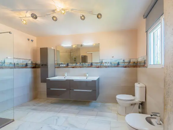 4-bedroom Villa In Alicante, Spain (277 M²)