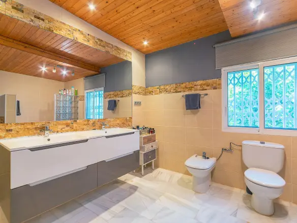 4-bedroom Villa In Alicante, Spain (277 M²)