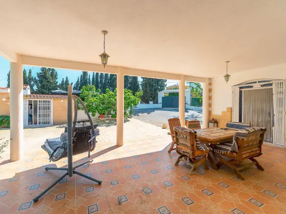 4-bedroom Villa In Alicante, Spain (277 M²)