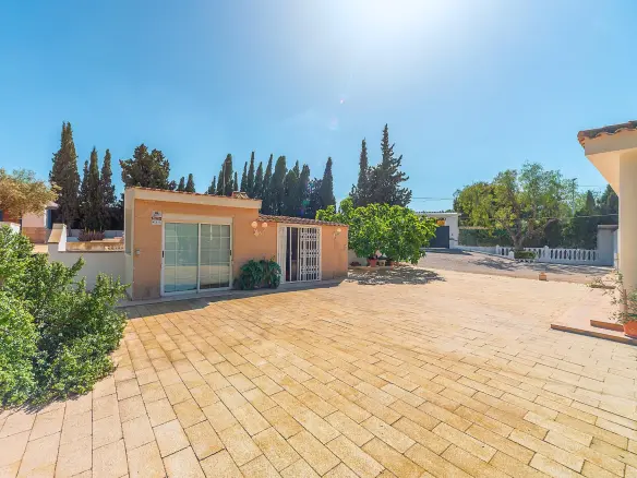 4-bedroom Villa In Alicante, Spain (277 M²)
