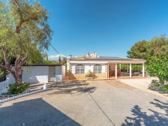 4-bedroom Villa In Alicante, Spain (277 M²)