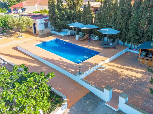 4-bedroom Villa In Alicante, Spain (277 M²)