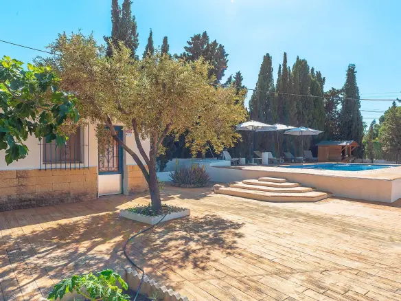4-bedroom Villa In Alicante, Spain (277 M²)