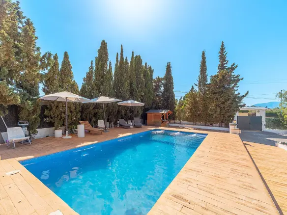 4-bedroom Villa In Alicante, Spain (277 M²)