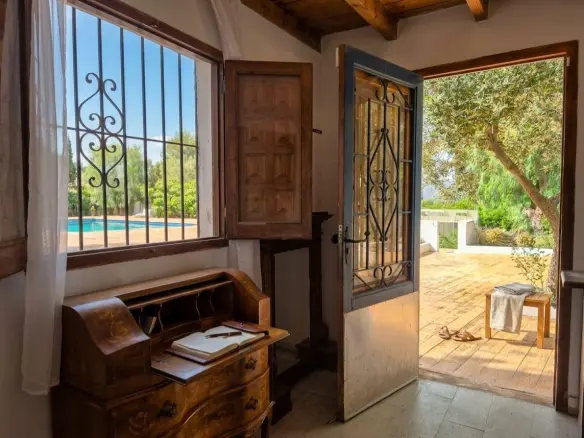 4-bedroom Villa In Alicante, Spain (277 M²)