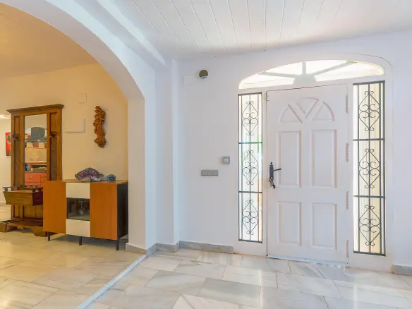 4-bedroom Villa In Alicante, Spain (277 M²)