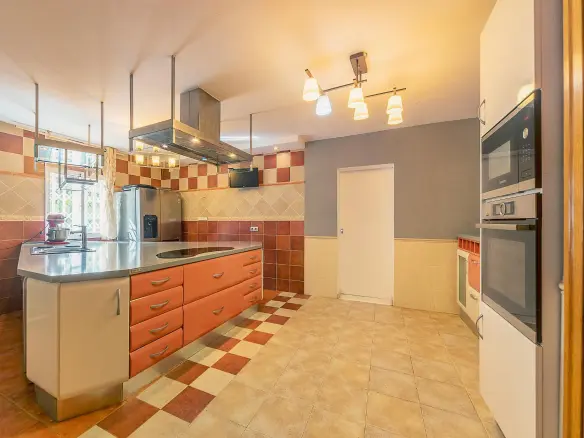 4-bedroom Villa In Alicante, Spain (277 M²)