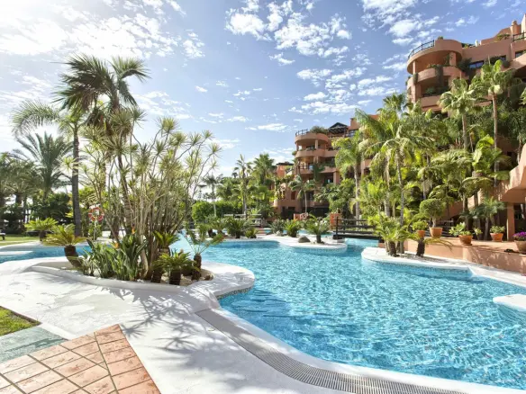 Apartment Of 201 M² With Middle Floor In New Golden Mile, Spain