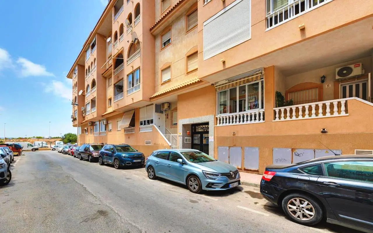 Apartment Of 65 M² With Features In Torrevieja, Spain