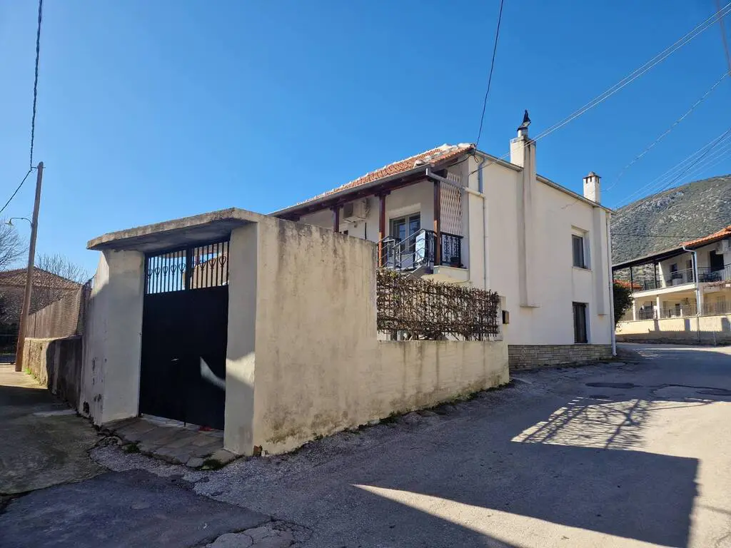 Building Of 168 M² In North Greece