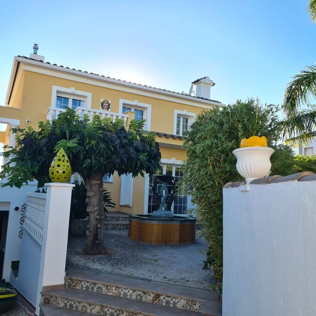 House Of 308 M² In Empuriabrava, Spain