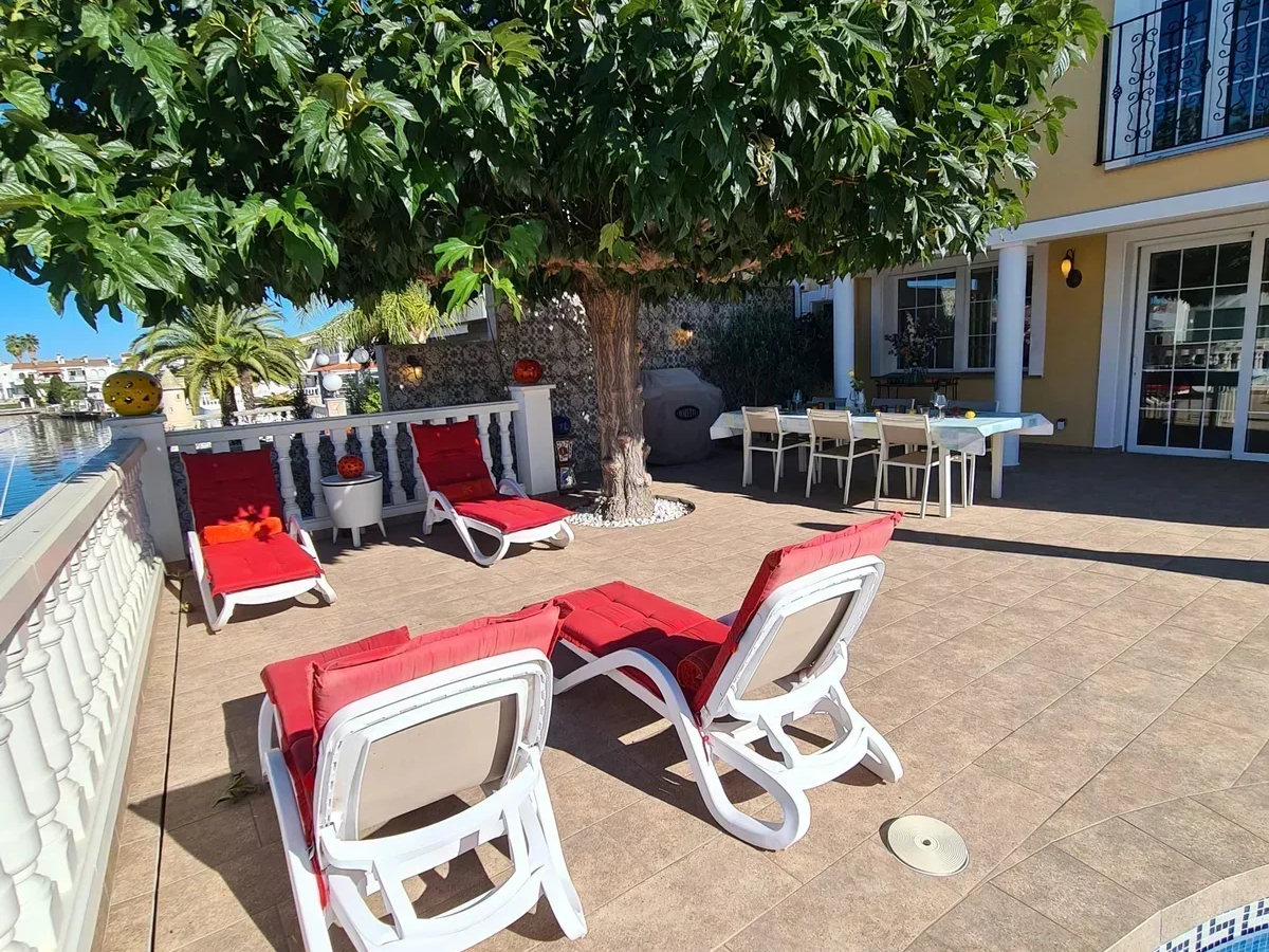 House Of 308 M² In Empuriabrava, Spain