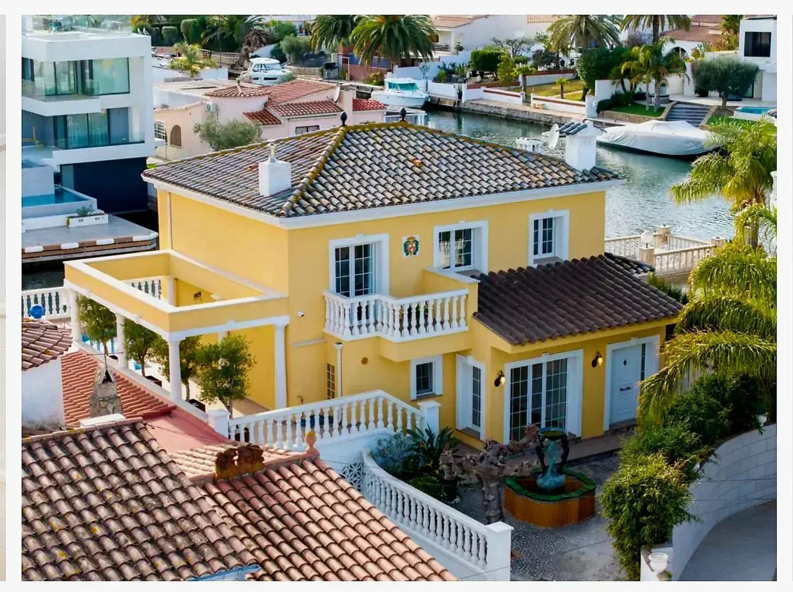 House Of 308 M² In Empuriabrava, Spain