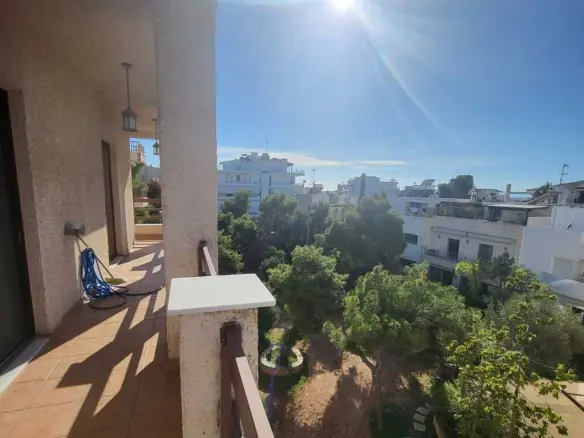 3-bedroom Flat In Voula, Greece (133 M²)