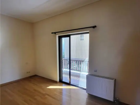 3-bedroom Flat In Voula, Greece (133 M²)