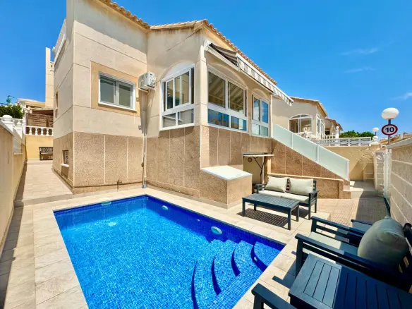 House Of 110 M² With Features In Orihuela Costa, Spain