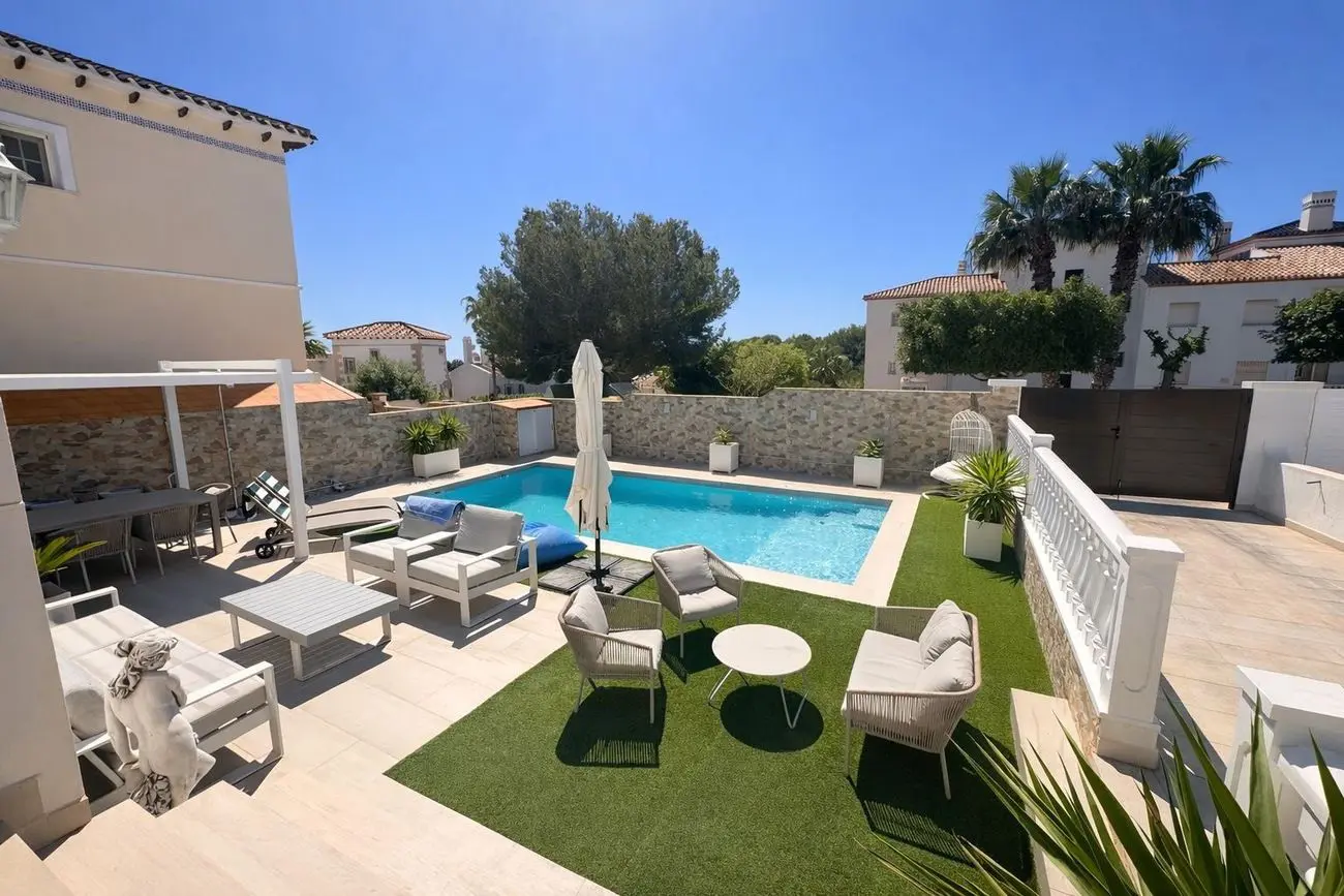 Villa Of 160 M² With A Terrace In Orihuela Costa, Spain