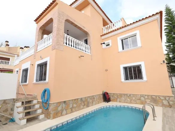 Villa Of 208 M² In San Miguel De Salinas