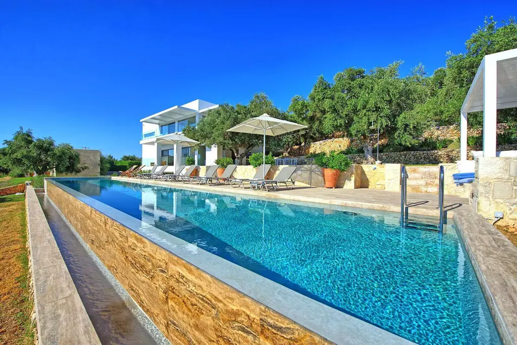 Villa Of 372 M² In Crete