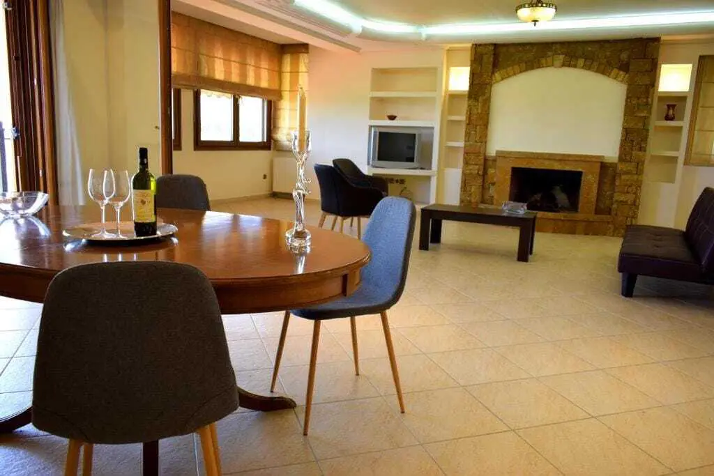 Building Of 1242 M² In The Suburbs Of Thessaloniki